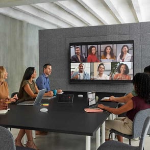 5 pessoas realizando reunião em uma sala e utilizando os equipamentos Cisco