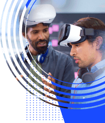 Dois trabalhadores com óculos de realidade virtual e headphones no pescoço