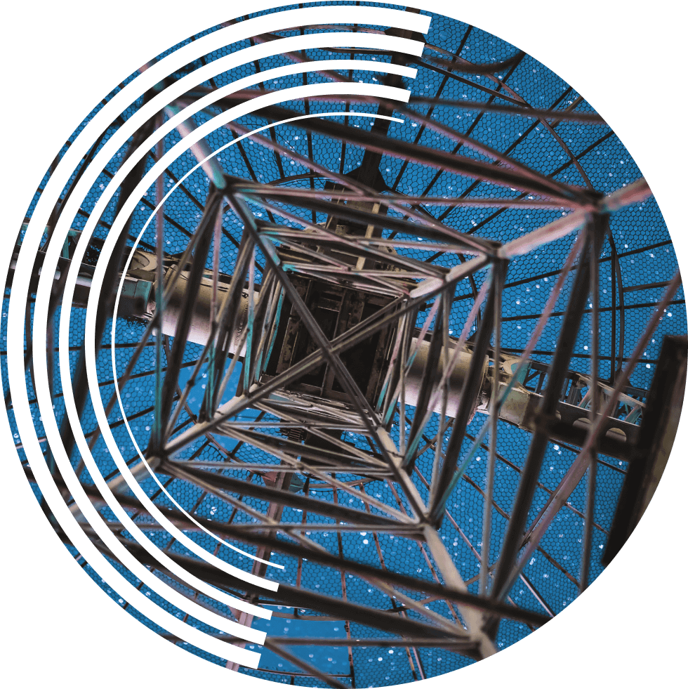 Foto de uma torre de telecomunicação vista por baixo