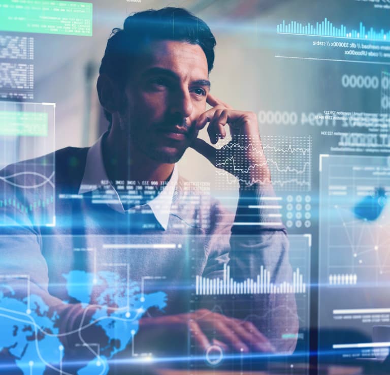 Homem olhando relatório na tela do computador